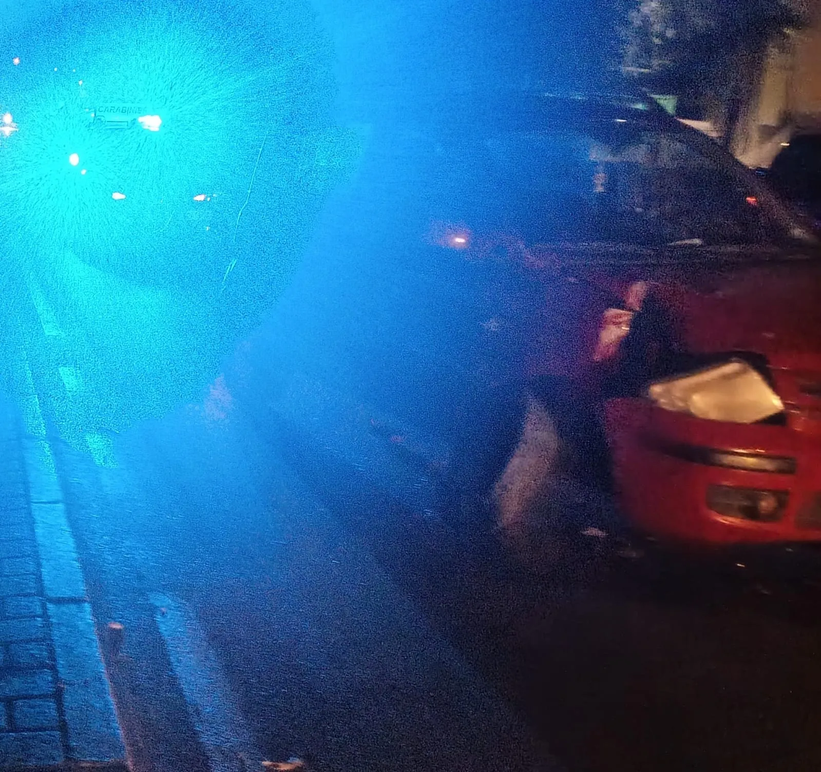 Si schianta prima contro un palo e poi contro un cancello. Pauroso incidente sulla circonvallazione