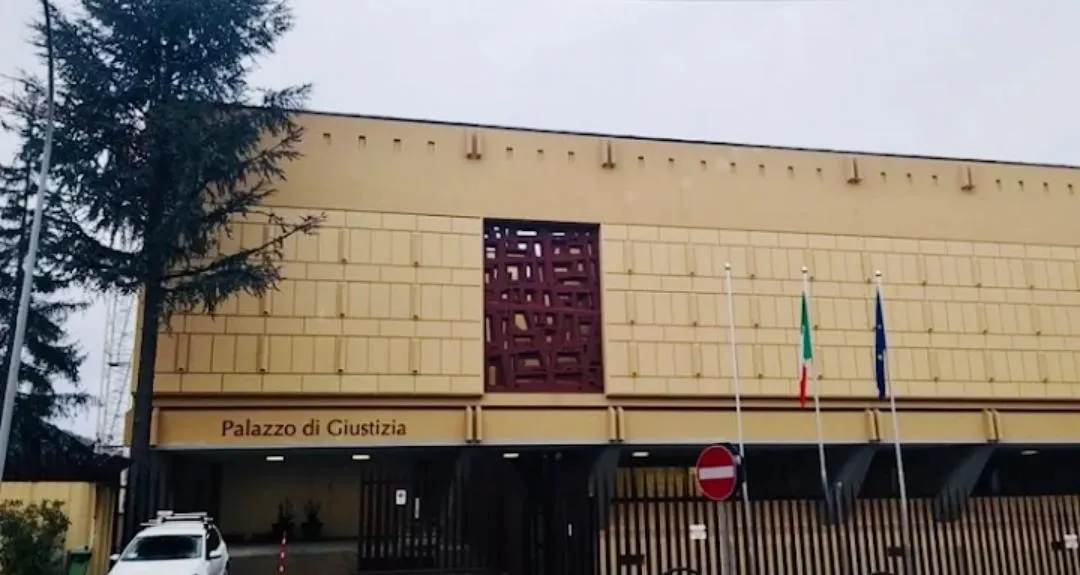 Padre violento e test tossicologici mai presentati. Sospesa la protestá a un 47enne