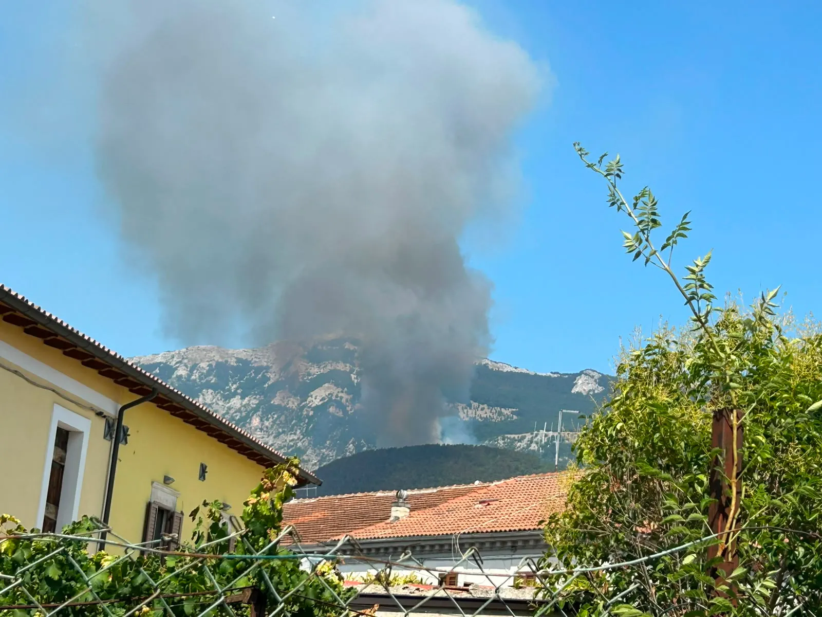 Roccacasale col fiato sospeso, a rischio il bosco. Tre elicotteri contro le fiamme