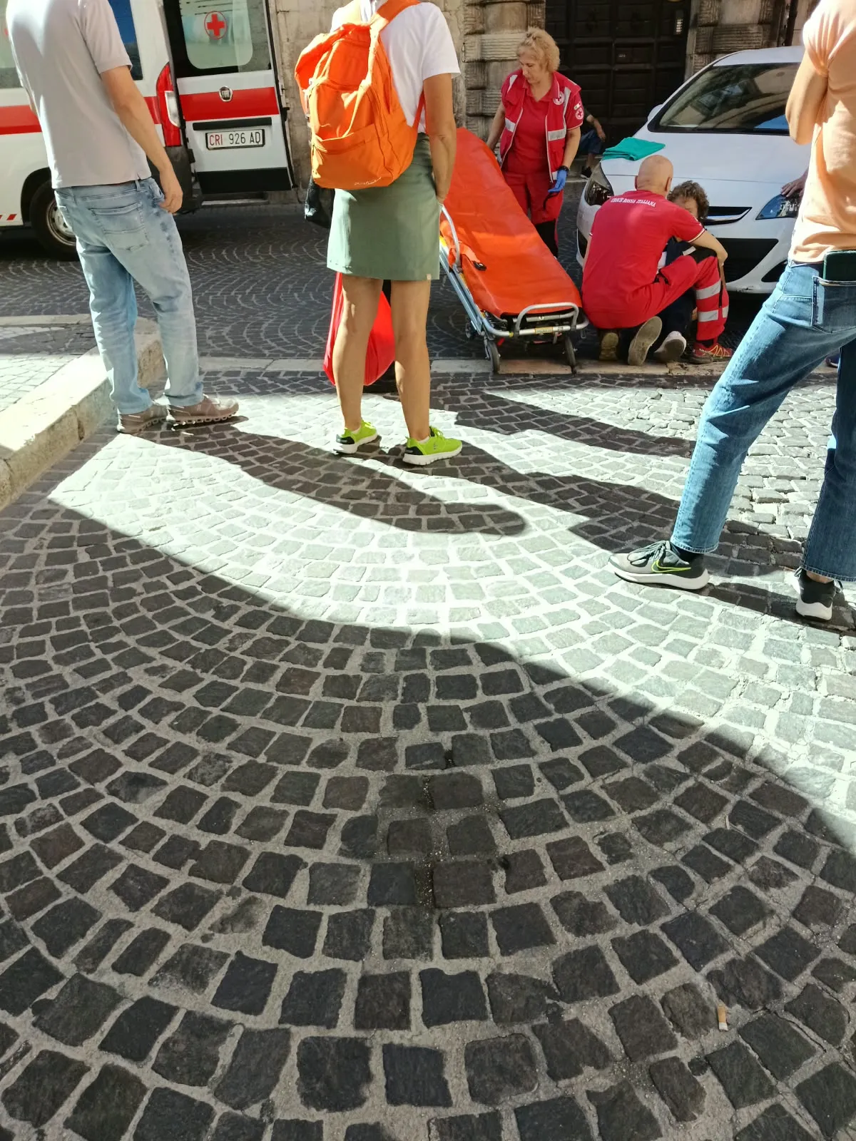 Auto investe turista in pieno centro. Traffico in tilt