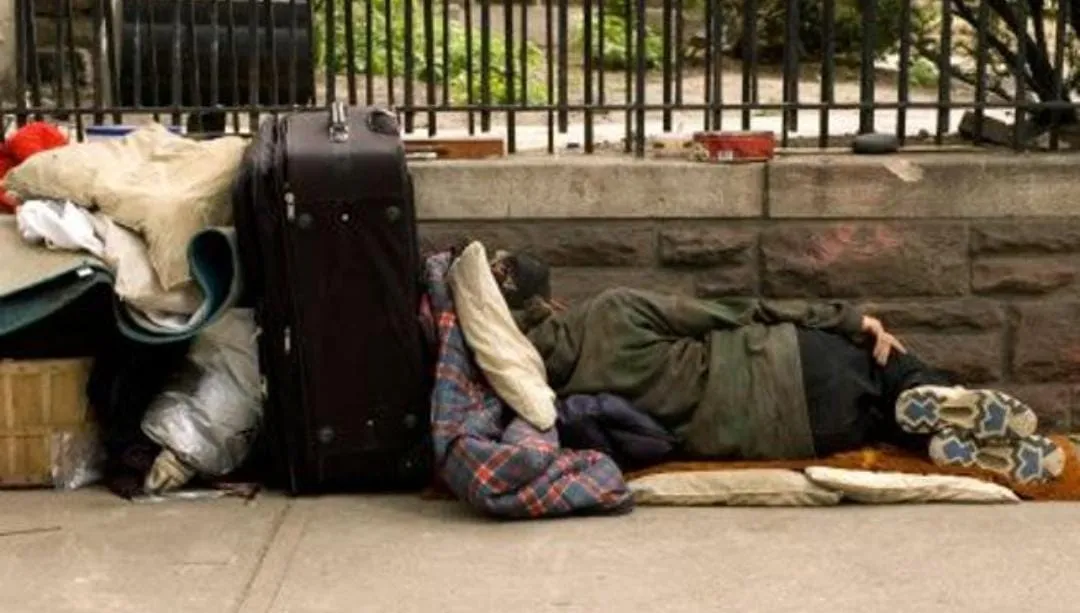 Sfrattato dalle case parcheggio. Clochard derubato nel sonno