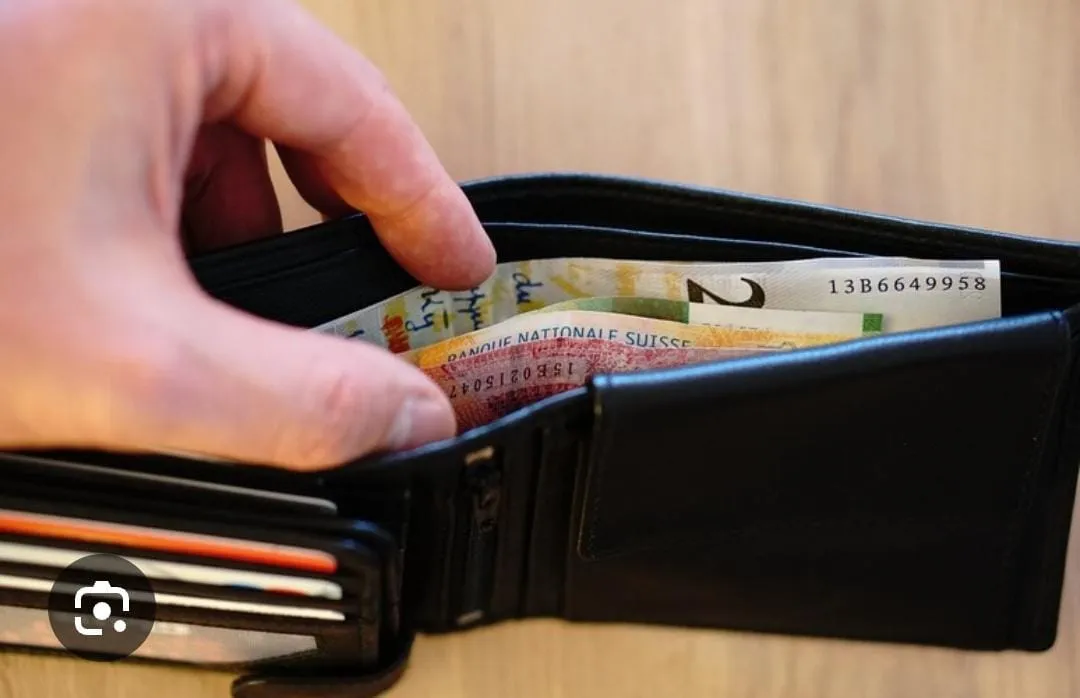 Gli ruba il portafoglio mentre paga la spesa. Aveva tremila euro