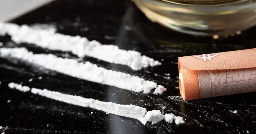 Sette etti di cocaina nel garage. Giudizio immediato per il vigile urbano