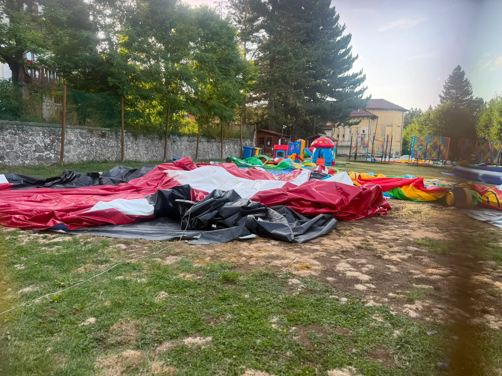 Gonfiabile scardinato dal vento: parco chiude in "autotutela". Trasferimento in elicottero per bimba di dieci anni
