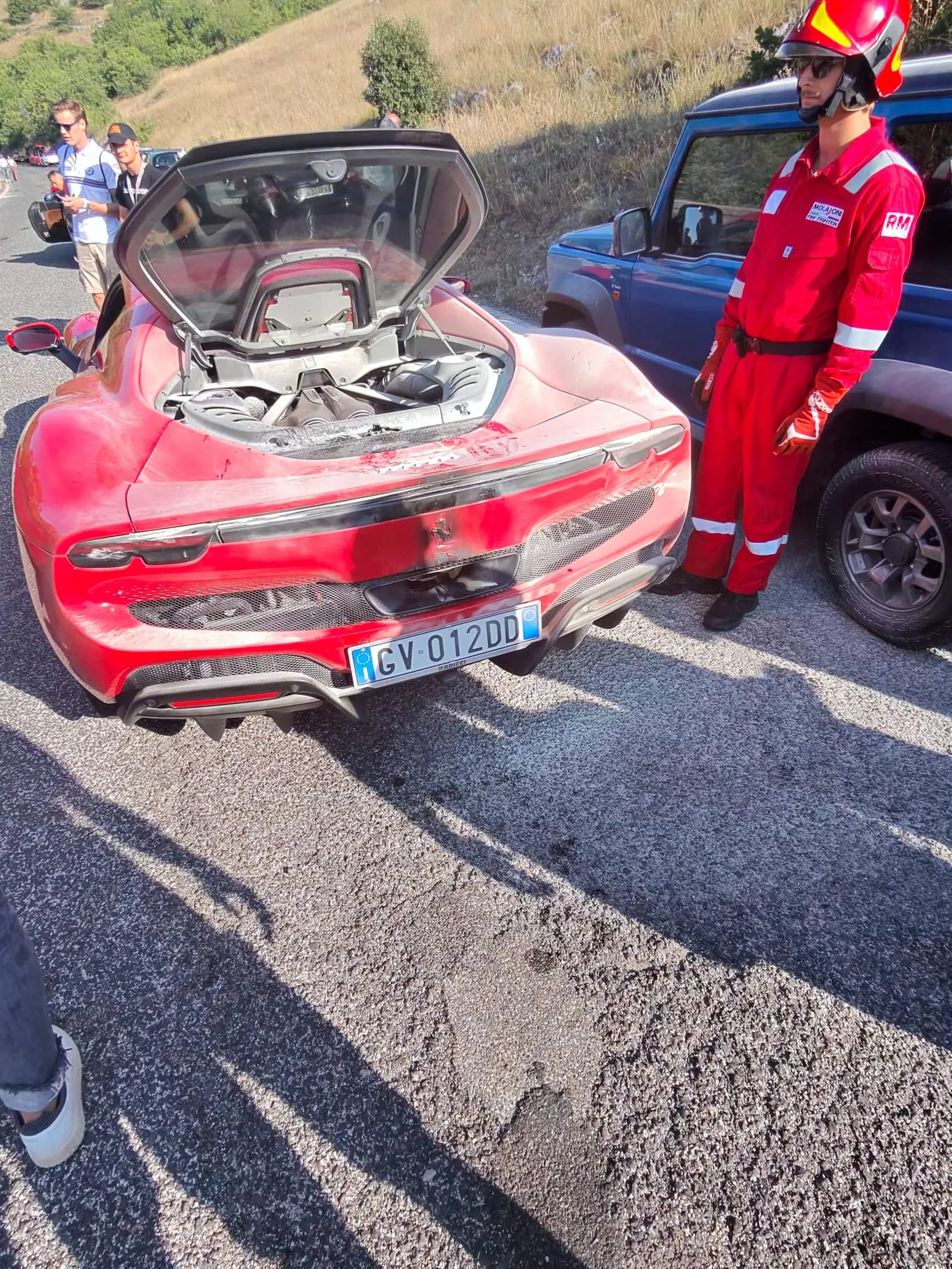 La Ferrari va a fuoco. Paura alla cronoscalata di Popoli Terme
