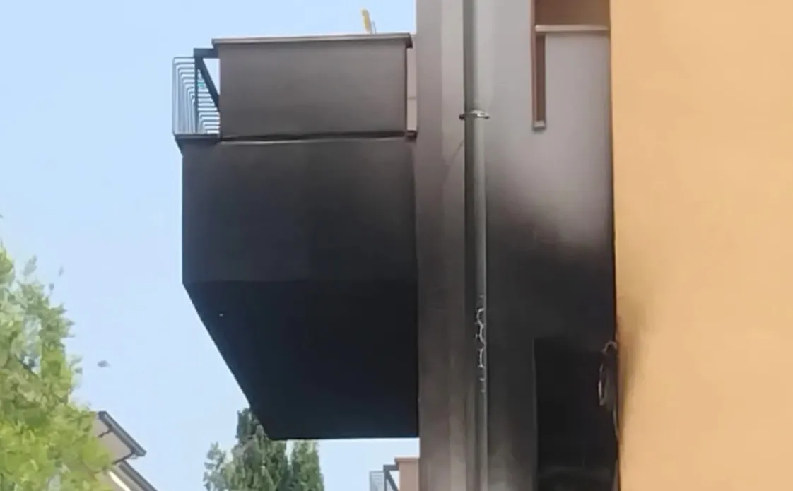 Fiamme sul balcone, evacuata intera palazzina