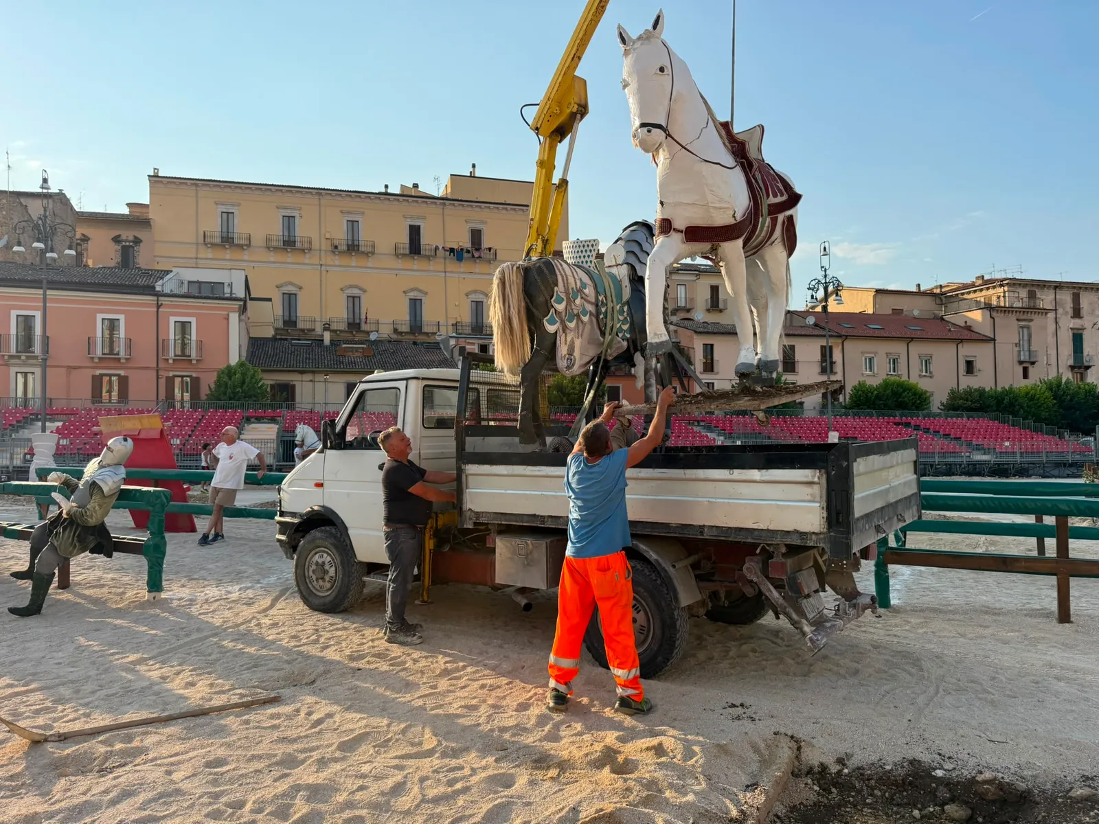 Camion tampona auto. Imprenditore sulmonese "salva" la Giostra