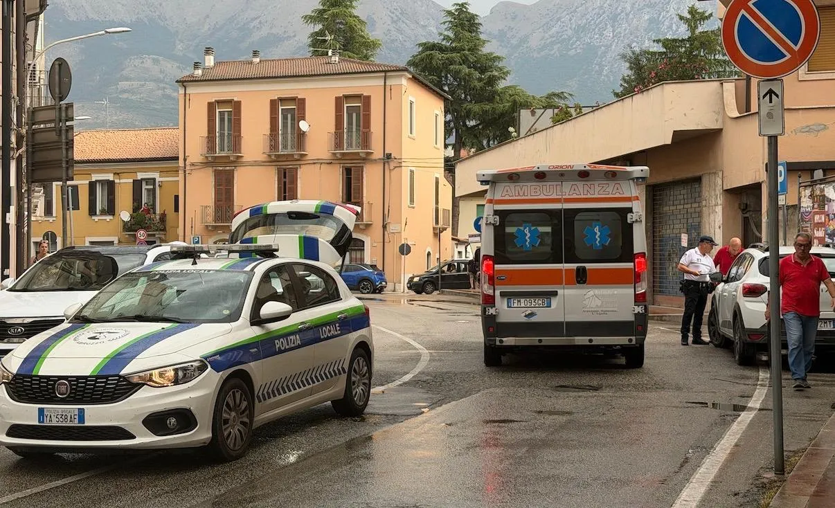 Travolta mentre attraversa la strada. Grave 62enne