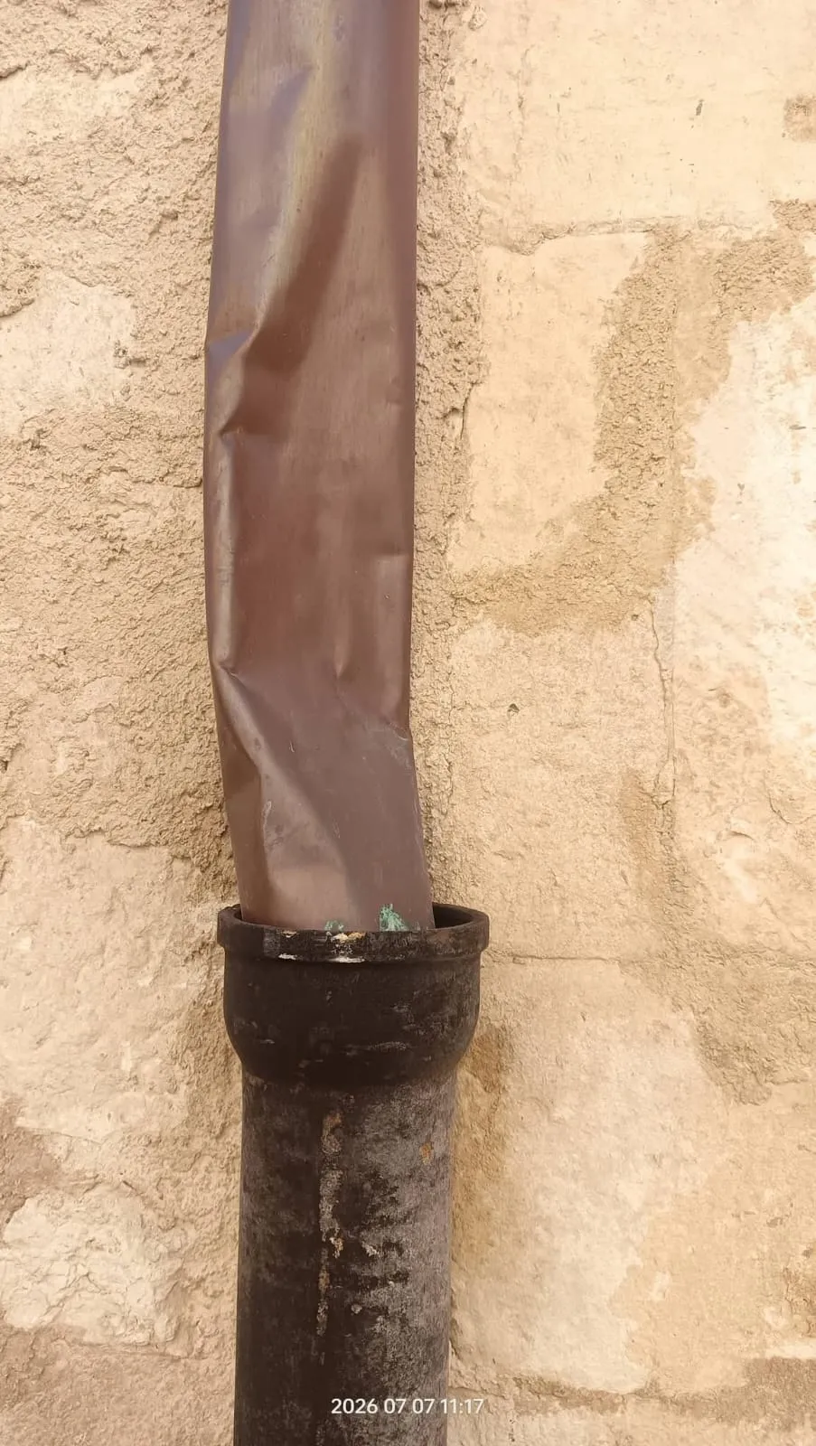 Rifiuti e urine contro i muri storici. Nuova rivolta in centro