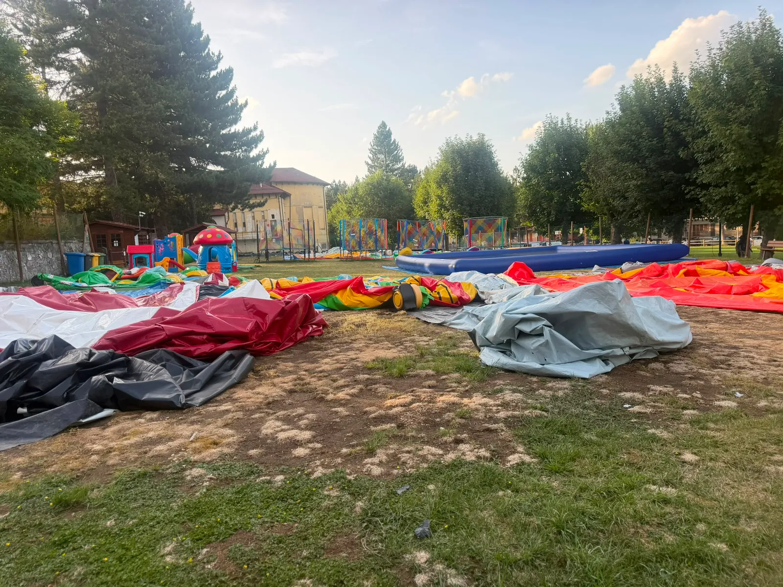 Bimbi feriti nel gonfiabile volato col vento: tremano i gestori. La Procura dispone il sequestro