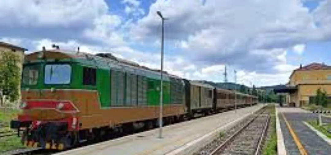 Tre in bici attraversano i binari. Il treno si ferma in extremis