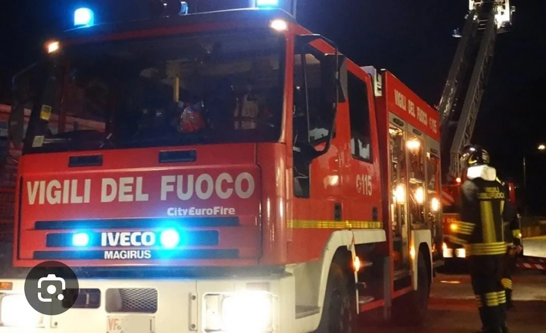 Appicca il fuoco in campagna e si dà alla macchia. Ripreso da un passante