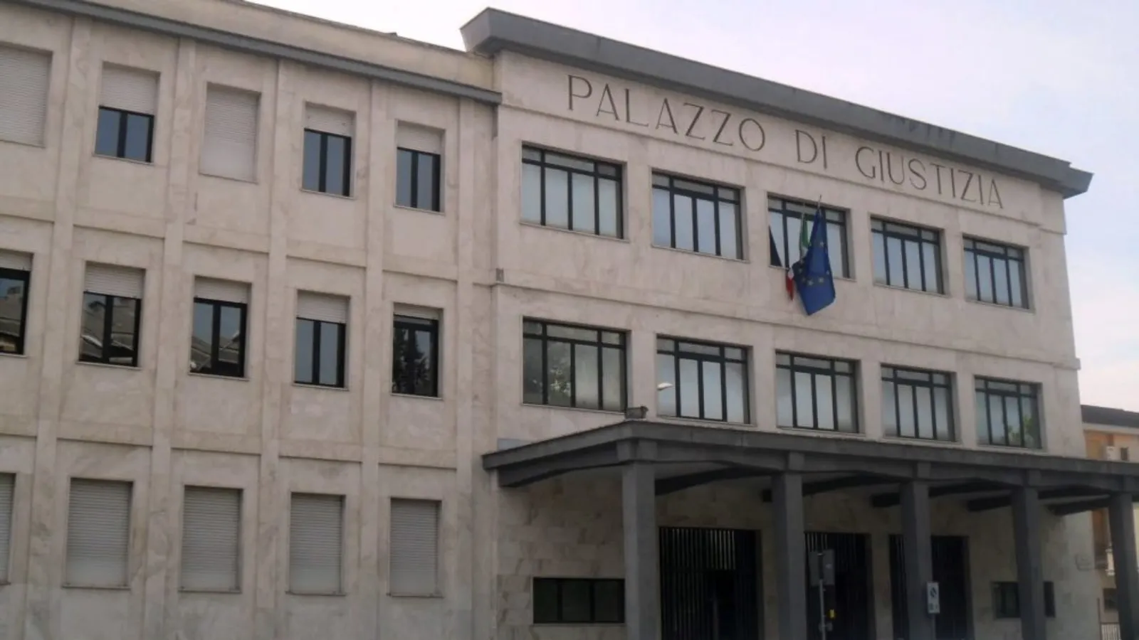 Tre etti e mezzo di cocaina in casa, domiciliari con braccialetto per 57enne. Rischio processo