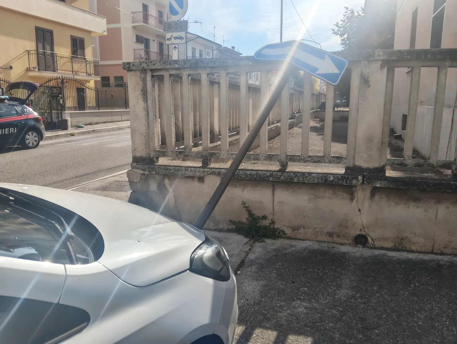 Alla guida con le ciabatte abbatte palo della luce
