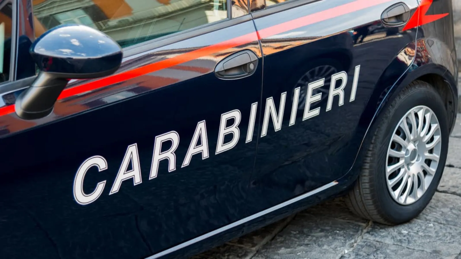 Abbraccia un anziano passante e poi lo deruba