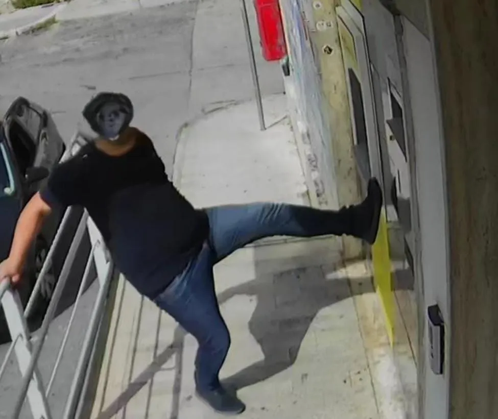 Calci e pugni al postmat: incastrato dalle telecamere. Preso 40enne