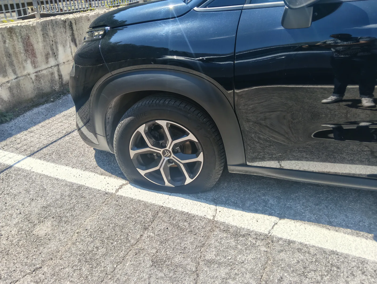 Raid a Campo di Giove, tagliate le gomme a undici auto. Turisti sul piede di guerra