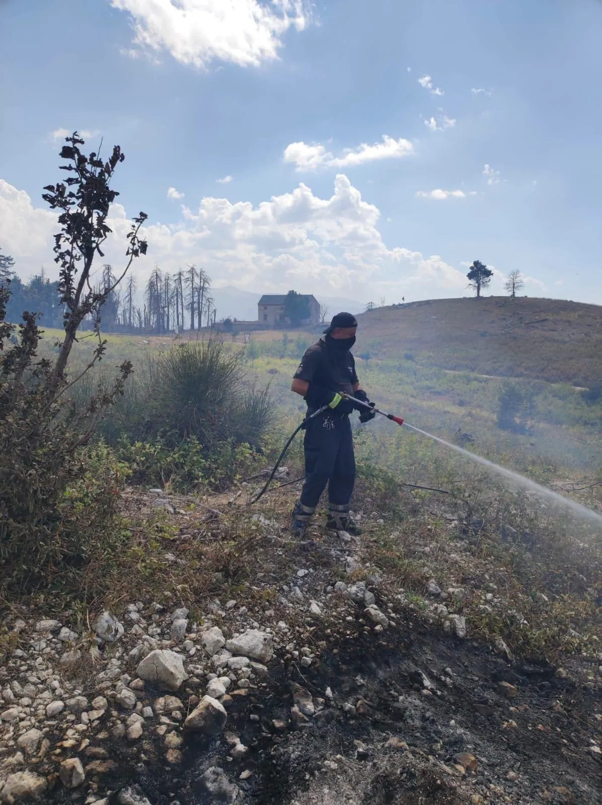 Morrone, quasi 700 ettari in fumo. Il vento rallenta