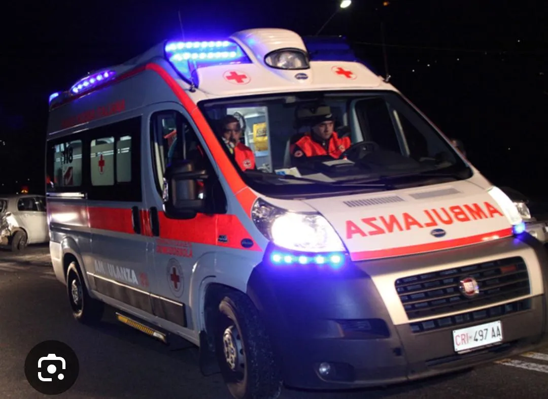 Scontro tra scooter e auto sulla statale: giovanissimo in ospedale