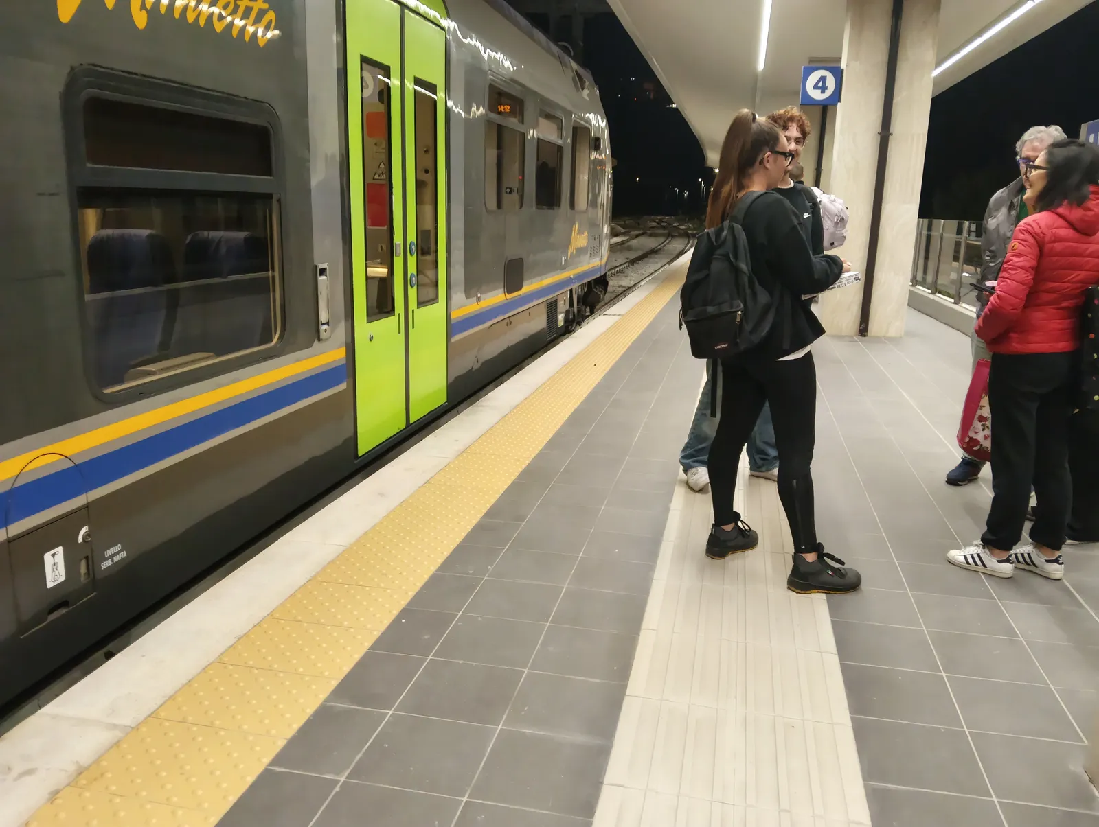 Treno fermo pendolari stremati. Ancora proteste sulla tratta L'Aquila-Sulmona