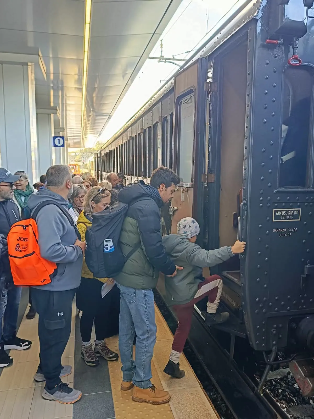 Il treno storico si rimette in moto. Oltre trecento per la prima corsa post incidente