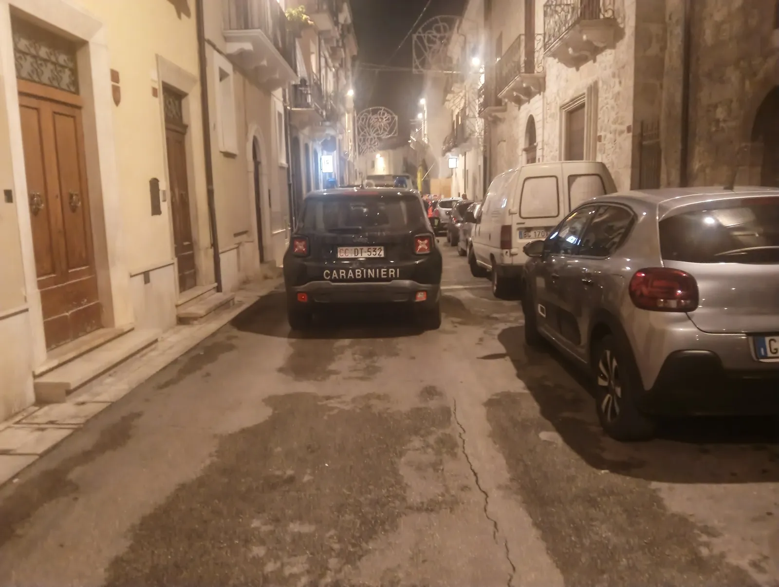 Commerciante 68enne trovato cadavere sotto casa del fratello. Nella busta l'apparecchio per la pressione