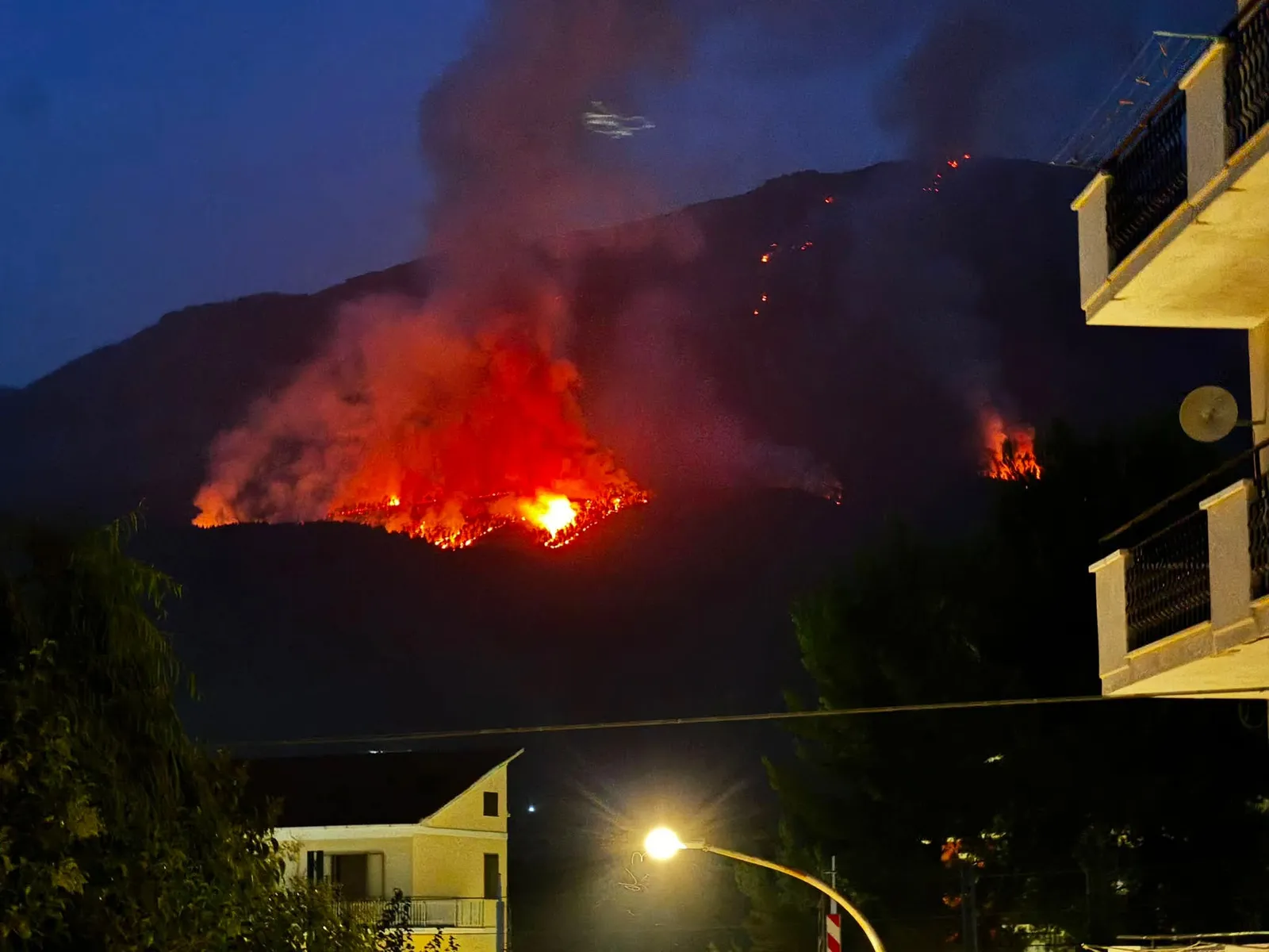 Morrone, punto e a capo. L'incendio torna a fare paura
