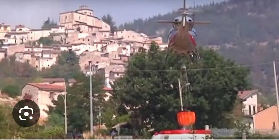 Incendio sul tetto di uno chalet, paura a Secinaro. Tre mezzi dei vigili del fuoco in azione