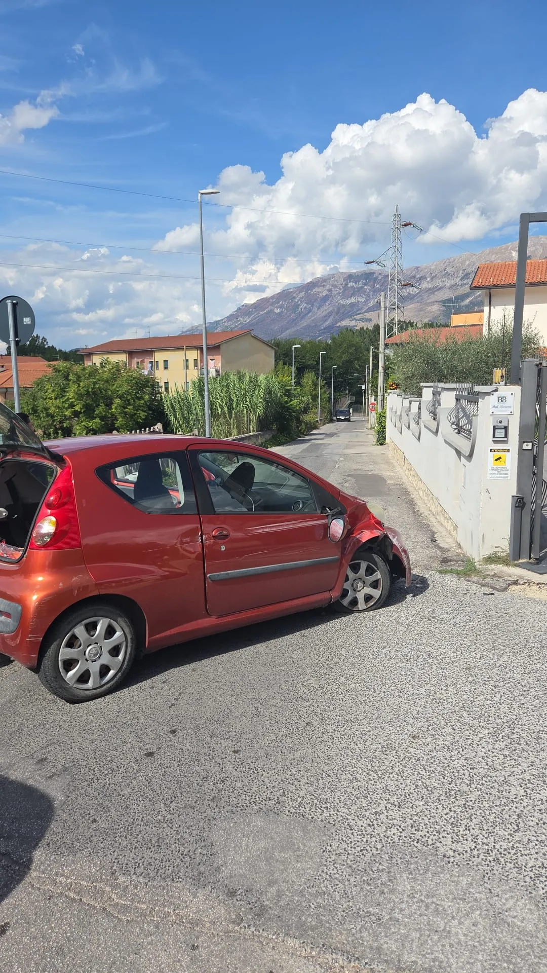 Alterata alla guida perde il controllo dell'auto. Paura sulla strada delle "corse"