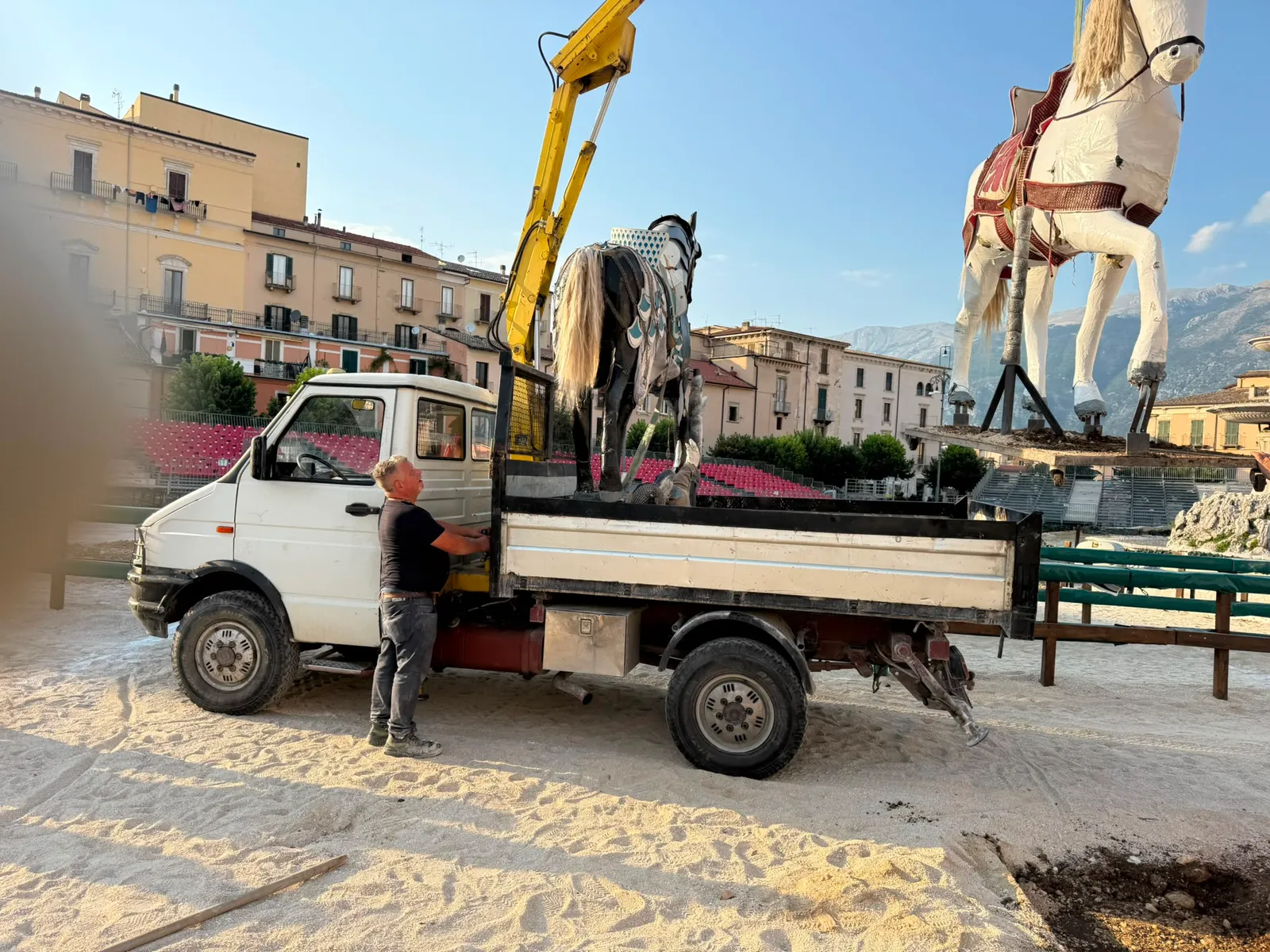 Camion tampona auto. Imprenditore sulmonese "salva" la Giostra